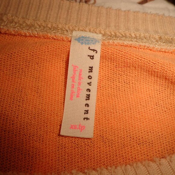 NWOT fp movement Boxy Cropped Top XS Raglan Long Sleeves Geo Design Natural Mult - Picture 3 of 13